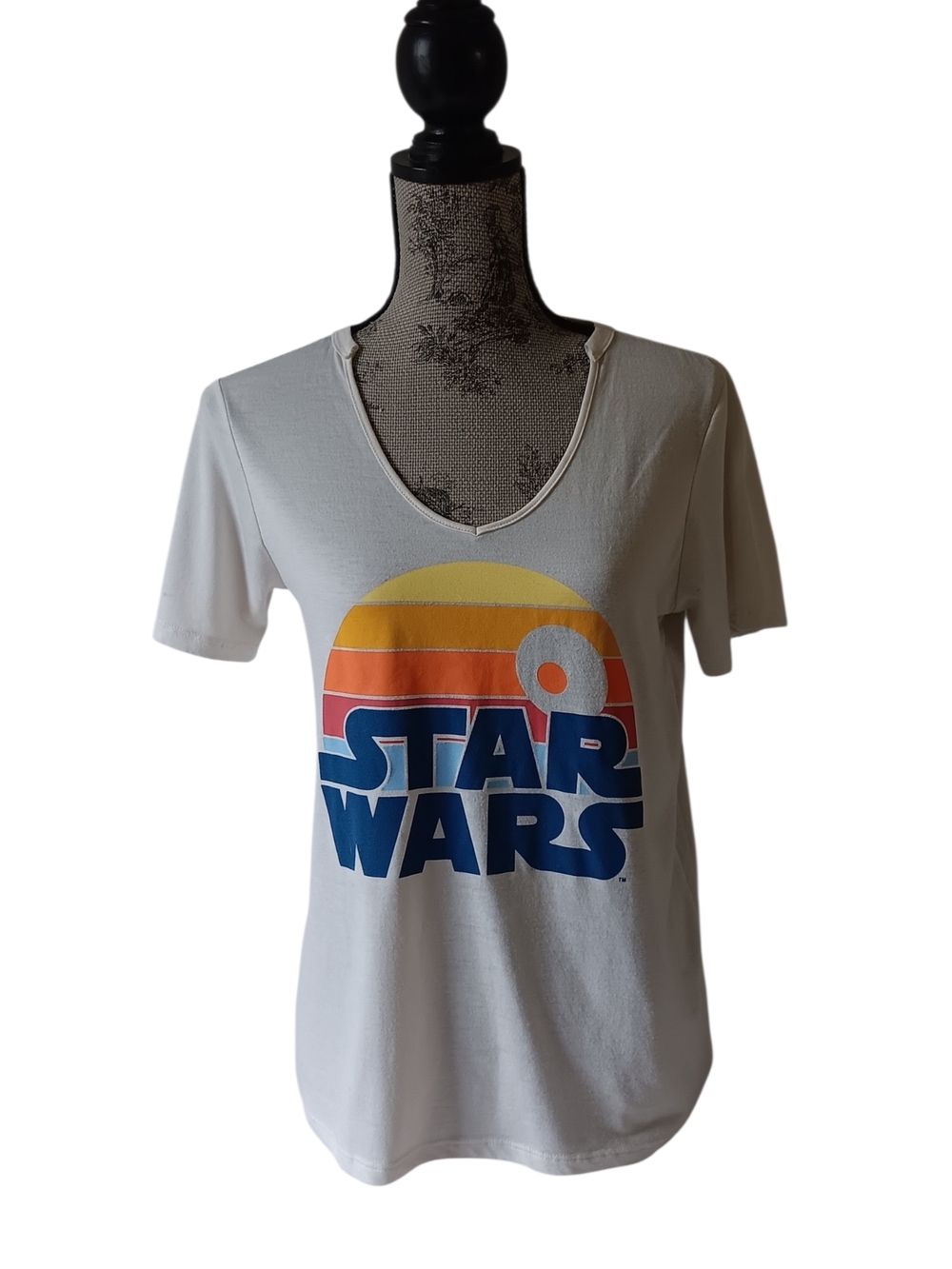 Star Wars women's tan short-sleeve graphic v-neck t-shirt size M.Pre owned and i
